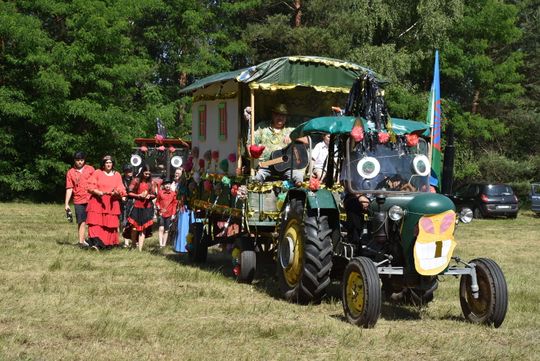 Turnieju Wsi. Hasło tegorocznej imprezy brzmiało „Cygańskim taborem do Okrągłego".