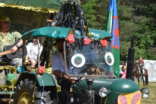 Turnieju Wsi. Hasło tegorocznej imprezy brzmiało „Cygańskim taborem do Okrągłego".