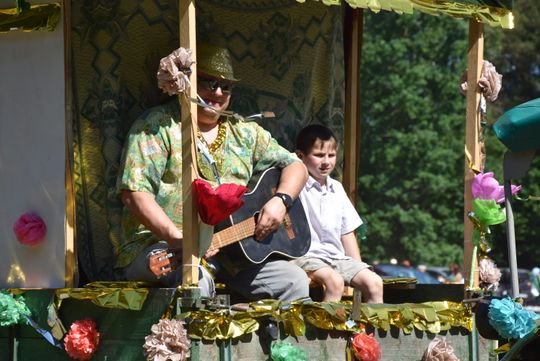 Turnieju Wsi. Hasło tegorocznej imprezy brzmiało „Cygańskim taborem do Okrągłego".