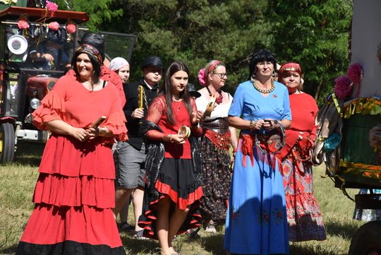 Turnieju Wsi. Hasło tegorocznej imprezy brzmiało „Cygańskim taborem do Okrągłego".