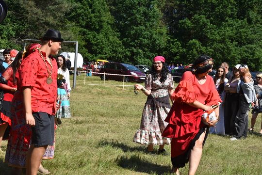 Turnieju Wsi. Hasło tegorocznej imprezy brzmiało „Cygańskim taborem do Okrągłego".