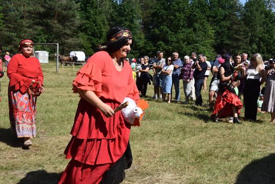 Turnieju Wsi. Hasło tegorocznej imprezy brzmiało „Cygańskim taborem do Okrągłego".