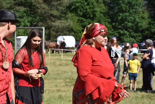 Turnieju Wsi. Hasło tegorocznej imprezy brzmiało „Cygańskim taborem do Okrągłego".