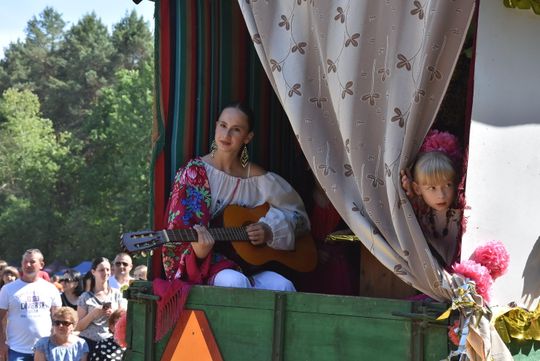 Turnieju Wsi. Hasło tegorocznej imprezy brzmiało „Cygańskim taborem do Okrągłego".