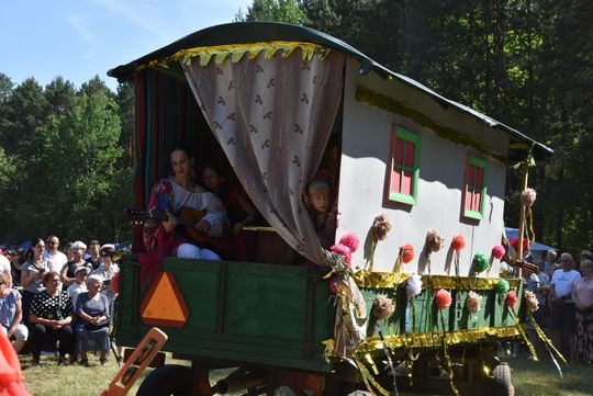 Turnieju Wsi. Hasło tegorocznej imprezy brzmiało „Cygańskim taborem do Okrągłego".