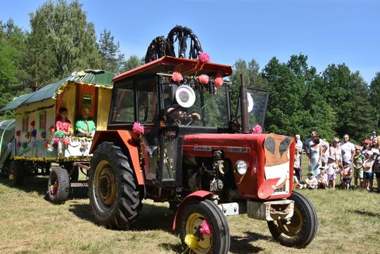 Turnieju Wsi. Hasło tegorocznej imprezy brzmiało „Cygańskim taborem do Okrągłego".