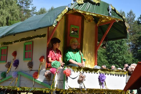 Turnieju Wsi. Hasło tegorocznej imprezy brzmiało „Cygańskim taborem do Okrągłego".