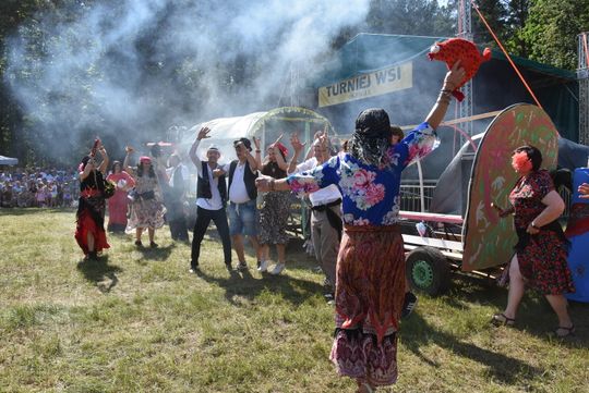 Turnieju Wsi. Hasło tegorocznej imprezy brzmiało „Cygańskim taborem do Okrągłego".