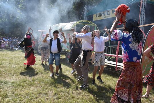 Turnieju Wsi. Hasło tegorocznej imprezy brzmiało „Cygańskim taborem do Okrągłego".