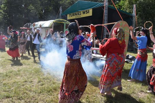 Turnieju Wsi. Hasło tegorocznej imprezy brzmiało „Cygańskim taborem do Okrągłego".