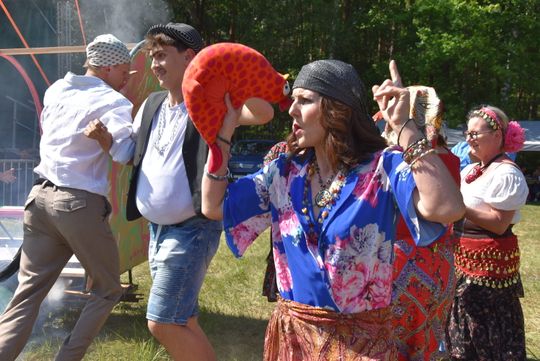 Turnieju Wsi. Hasło tegorocznej imprezy brzmiało „Cygańskim taborem do Okrągłego".
