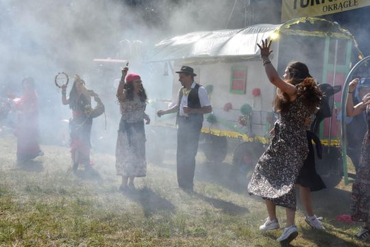 Turnieju Wsi. Hasło tegorocznej imprezy brzmiało „Cygańskim taborem do Okrągłego".