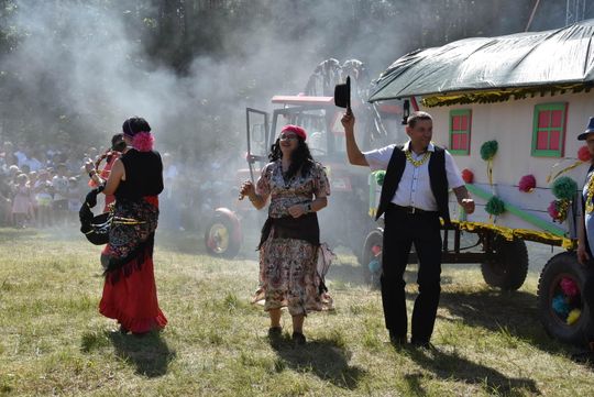 Turnieju Wsi. Hasło tegorocznej imprezy brzmiało „Cygańskim taborem do Okrągłego".