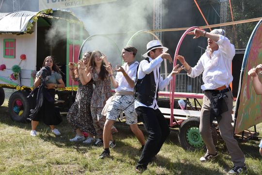 Turnieju Wsi. Hasło tegorocznej imprezy brzmiało „Cygańskim taborem do Okrągłego".