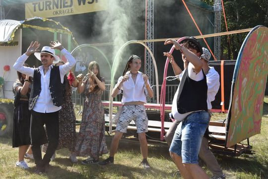 Turnieju Wsi. Hasło tegorocznej imprezy brzmiało „Cygańskim taborem do Okrągłego".