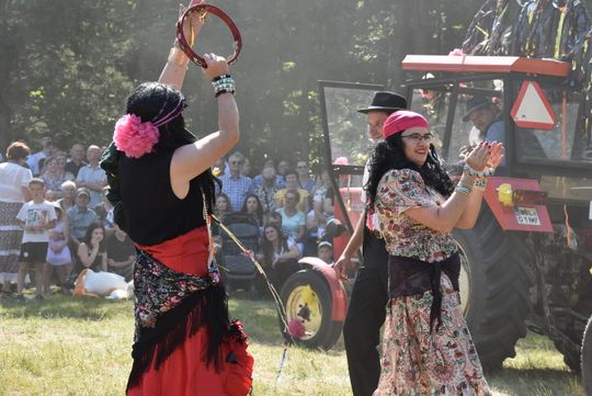 Turnieju Wsi. Hasło tegorocznej imprezy brzmiało „Cygańskim taborem do Okrągłego".