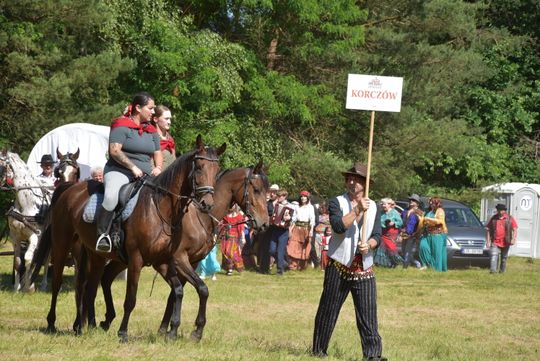 Turnieju Wsi. Hasło tegorocznej imprezy brzmiało „Cygańskim taborem do Okrągłego".