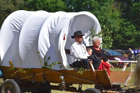 Turnieju Wsi. Hasło tegorocznej imprezy brzmiało „Cygańskim taborem do Okrągłego".