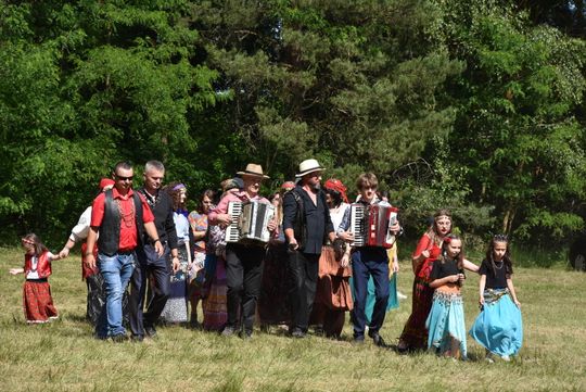 Turnieju Wsi. Hasło tegorocznej imprezy brzmiało „Cygańskim taborem do Okrągłego".