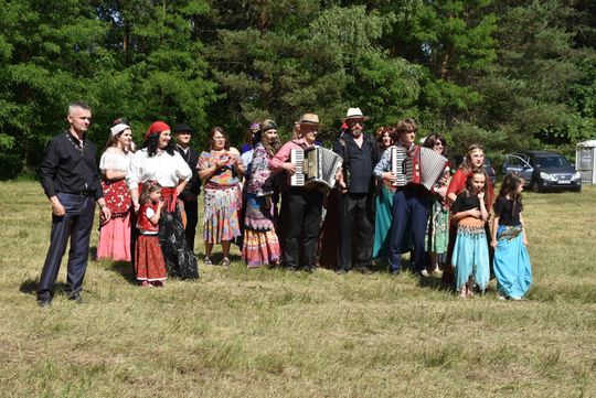 Turnieju Wsi. Hasło tegorocznej imprezy brzmiało „Cygańskim taborem do Okrągłego".