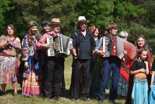 Turnieju Wsi. Hasło tegorocznej imprezy brzmiało „Cygańskim taborem do Okrągłego".