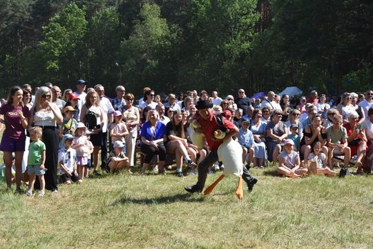 Turnieju Wsi. Hasło tegorocznej imprezy brzmiało „Cygańskim taborem do Okrągłego".
