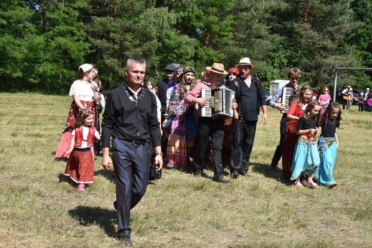 Turnieju Wsi. Hasło tegorocznej imprezy brzmiało „Cygańskim taborem do Okrągłego".