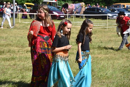 Turnieju Wsi. Hasło tegorocznej imprezy brzmiało „Cygańskim taborem do Okrągłego".