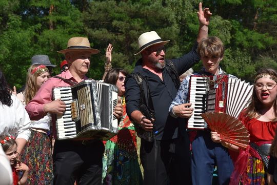 Turnieju Wsi. Hasło tegorocznej imprezy brzmiało „Cygańskim taborem do Okrągłego".