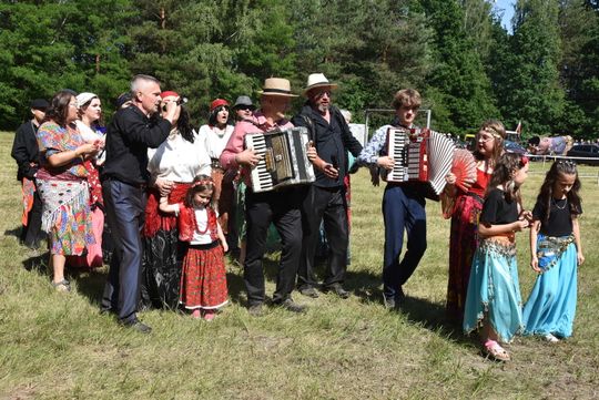 Turnieju Wsi. Hasło tegorocznej imprezy brzmiało „Cygańskim taborem do Okrągłego".