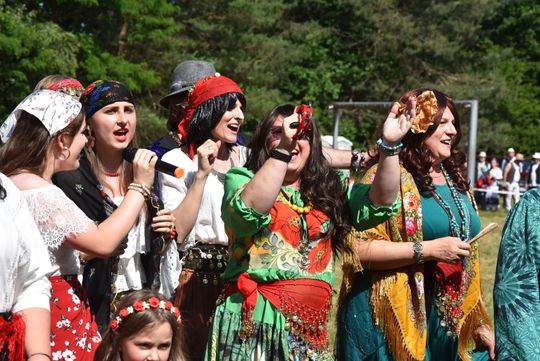 Turnieju Wsi. Hasło tegorocznej imprezy brzmiało „Cygańskim taborem do Okrągłego".