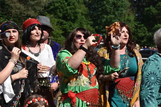 Turnieju Wsi. Hasło tegorocznej imprezy brzmiało „Cygańskim taborem do Okrągłego".