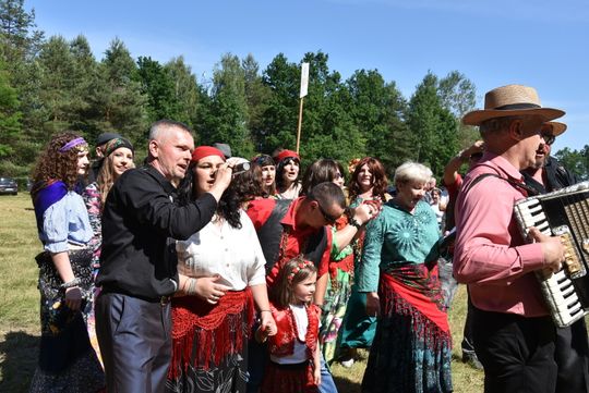 Turnieju Wsi. Hasło tegorocznej imprezy brzmiało „Cygańskim taborem do Okrągłego".