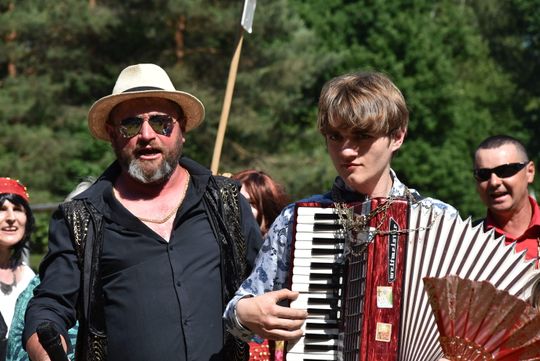 Turnieju Wsi. Hasło tegorocznej imprezy brzmiało „Cygańskim taborem do Okrągłego".