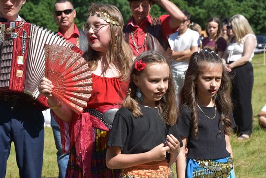 Turnieju Wsi. Hasło tegorocznej imprezy brzmiało „Cygańskim taborem do Okrągłego".