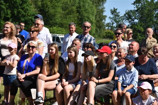Turnieju Wsi. Hasło tegorocznej imprezy brzmiało „Cygańskim taborem do Okrągłego".