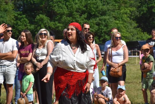 Turnieju Wsi. Hasło tegorocznej imprezy brzmiało „Cygańskim taborem do Okrągłego".