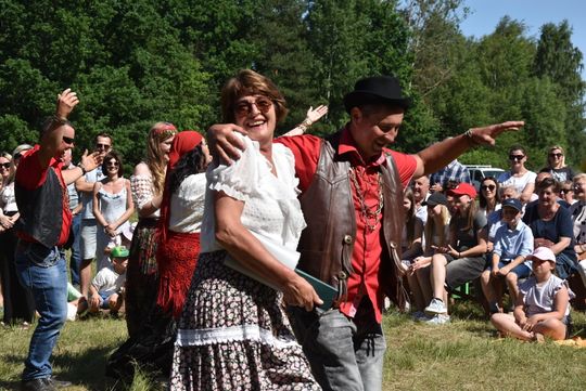 Turnieju Wsi. Hasło tegorocznej imprezy brzmiało „Cygańskim taborem do Okrągłego".