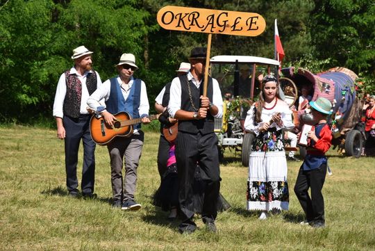 Turnieju Wsi. Hasło tegorocznej imprezy brzmiało „Cygańskim taborem do Okrągłego".