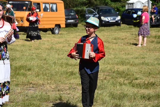 Turnieju Wsi. Hasło tegorocznej imprezy brzmiało „Cygańskim taborem do Okrągłego".