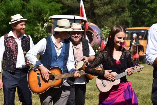 Turnieju Wsi. Hasło tegorocznej imprezy brzmiało „Cygańskim taborem do Okrągłego".