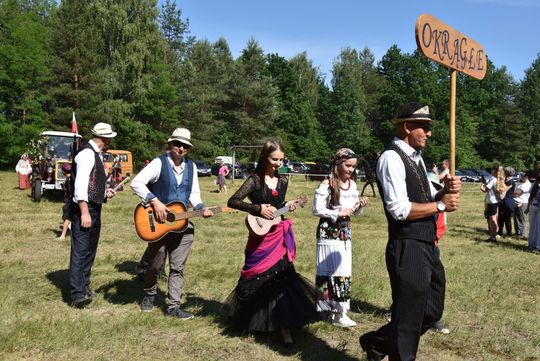 Turnieju Wsi. Hasło tegorocznej imprezy brzmiało „Cygańskim taborem do Okrągłego".