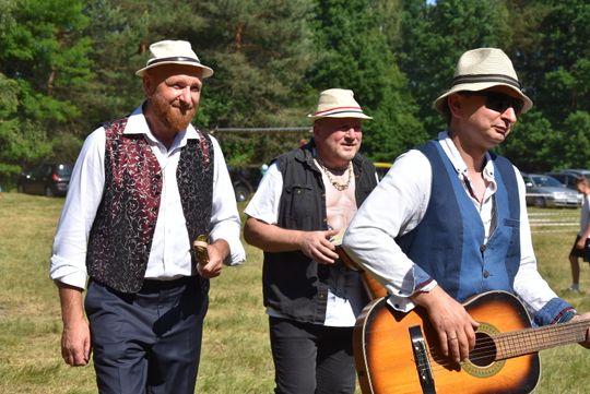 Turnieju Wsi. Hasło tegorocznej imprezy brzmiało „Cygańskim taborem do Okrągłego".
