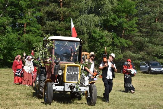 Turnieju Wsi. Hasło tegorocznej imprezy brzmiało „Cygańskim taborem do Okrągłego".