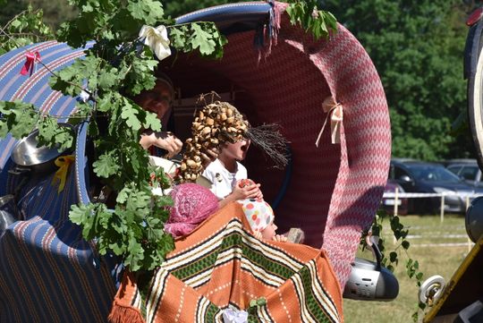 Turnieju Wsi. Hasło tegorocznej imprezy brzmiało „Cygańskim taborem do Okrągłego".