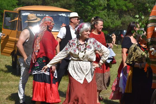 Turnieju Wsi. Hasło tegorocznej imprezy brzmiało „Cygańskim taborem do Okrągłego".