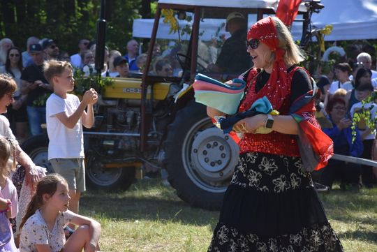 Turnieju Wsi. Hasło tegorocznej imprezy brzmiało „Cygańskim taborem do Okrągłego".