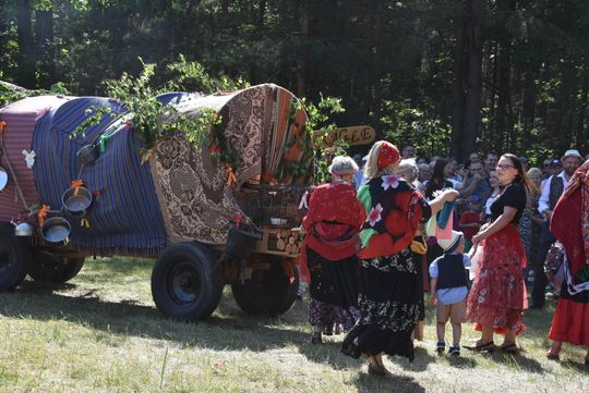 Turnieju Wsi. Hasło tegorocznej imprezy brzmiało „Cygańskim taborem do Okrągłego".