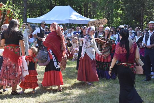 Turnieju Wsi. Hasło tegorocznej imprezy brzmiało „Cygańskim taborem do Okrągłego".