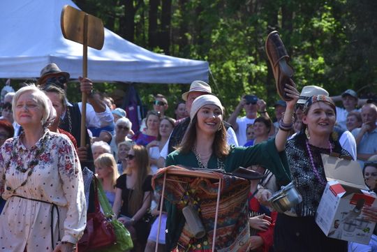 Turnieju Wsi. Hasło tegorocznej imprezy brzmiało „Cygańskim taborem do Okrągłego".
